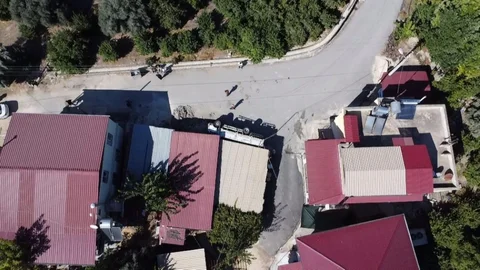 Tömük'te Kamyonet Depoya Daldı: 2 Yaralı İş Makinesiyle Kurtarıldı