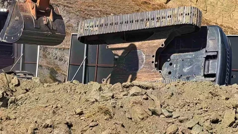 Aydın'da iş makinesi devrildi
