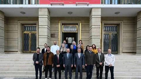Vali Aksoy, Eskişehir'de basın kartlarını gazetecilere teslim etti