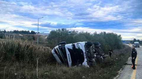 Kastamonu'da sunta yüklü tır devrildi