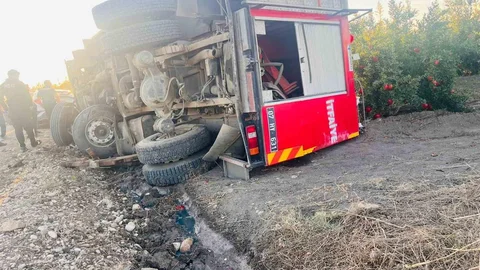 Antalya'da Yangına Giden İtfaiye Aracı Devrildi