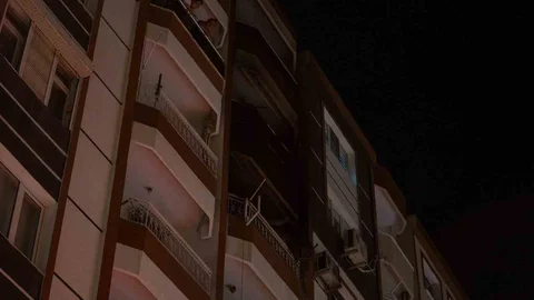 Manisa'da eşine kızıp evi ateşe verdi