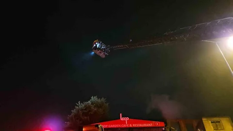 Fatih'te metruk binada çıkan yangın kafeye sıçramadan kontrol altına alındı.