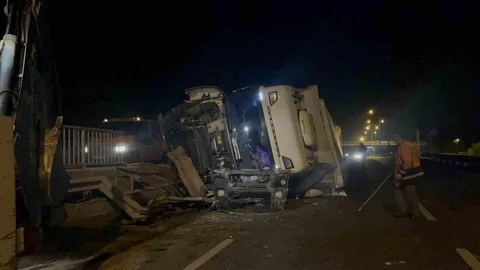 Eskişehir'de kontrolden çıkan tır, bariyerleri aşarak yan yatarak durdu. Kazada sürücü hafif yaralandı.