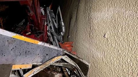 Kozan'da vinç devrildi, iki kişi yaralandı