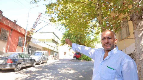 Kahramanmaraş'ta eğik kalan elektrik direği tehlike oluşturuyor