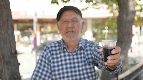 Gaziantep’te doğal karadut suyu satışı yapan usta