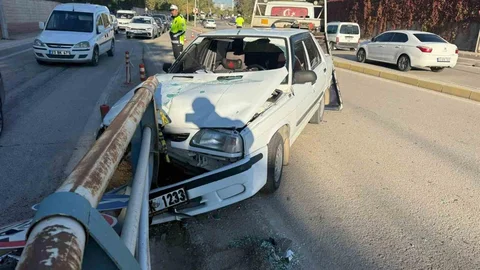 Elazığ'da otomobil bariyerlere saplandı, 1 kişi yaralandı.