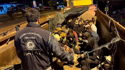 Hatay'da hafriyat kamyonu kasasında 28 kaçak göçmen bulundu