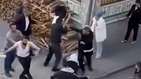 İstanbul'da Küçükçekmece'de kavga anı kameraya yansıdı