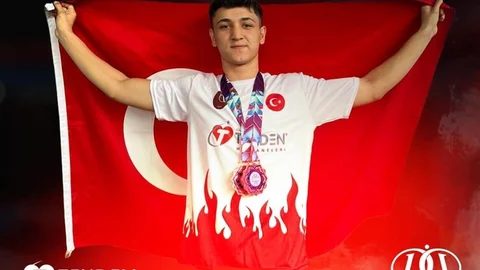 Denizli'de Arda Veli Kol, kick boksta dünya üçüncülüğü kazandı