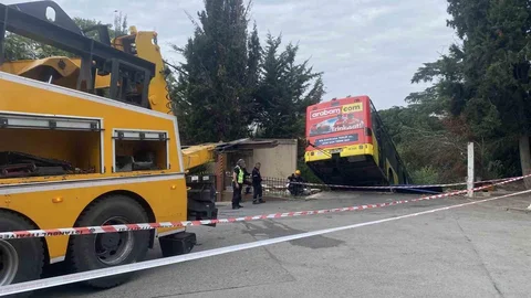 İstanbul'da otobüs duvarı yıktı