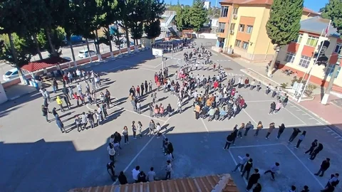 Mersin'de tüm okullarda eş zamanlı afet tatbikatı gerçekleştirildi.