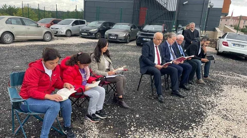 Zonguldak'ta Ağaç Gölgesinde Kitap Okuma Etkinliği