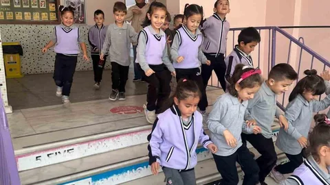 Afyonkarahisar'da okulda deprem tatbikatı yapıldı