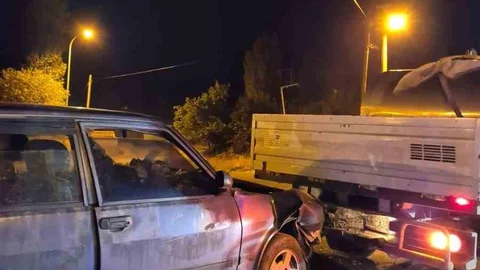 Afyonkarahisar'da otomobil kamyonete çarptı