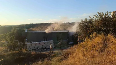 Antalya'da meydana gelen yangında bir ev tamamen yanarak küle dönerken, ev sahibi Cengiz Ü.'nün muhabbet kuşları kurtarıldı.
