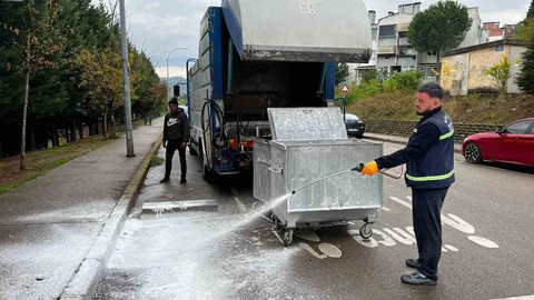Kocaeli Gölcük'te çöp konteynerleri dezenfekte ediliyor