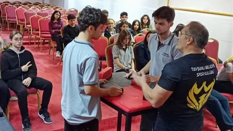 Kütahya'da öğrencilere bilek güreşi eğitimi verildi