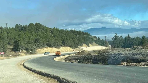 Kütahya'da Tavşanlı-Domaniç yolunda çalışmalar sürüyor