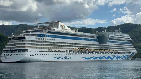 Marmaris’te dev kruvaziyer gemi