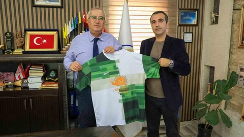 Denizli'de Çameli Meslek Yüksekokulu futbol takımına destek