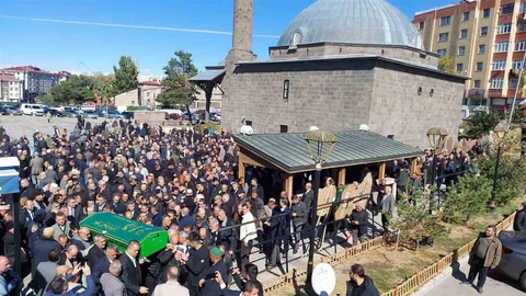 Erzurum'da MHP'li eski başkan İsmail Hakkı Asiltürk son yolculuğuna dualarla uğurlandı.