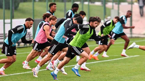 İstanbul'da Beşiktaş, kondisyon ve taktik çalıştığı antrenman gerçekleştirdi.