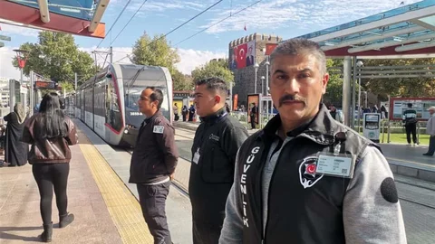 Kayseri'de tramvayın altında kalmaktan son anda kurtarılan genç kızın güvenlik görevlisi Ayhan Akış, anlık müdahalesiyle hayat kurtardı.