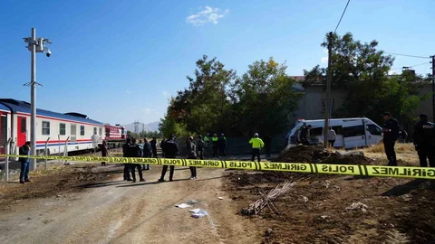 Muş'ta tren öğrenci servisine çarptı