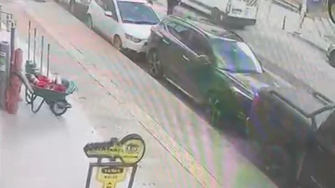 Ümraniye'de motosiklet yayaya çarptı