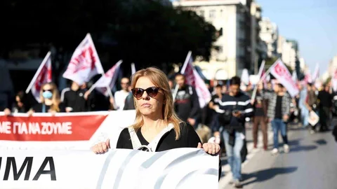 Yunanistan'da Çalışma Saatleri Protesto Ediliyor