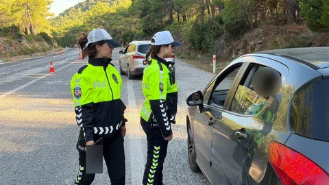 Çeşme-İzmir Eski Yolunda Kadın Trafik Polisleri Görevde