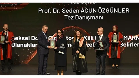Erzurum'da Dr. Nazife Özer'e Ödül