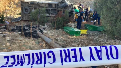 6 İşçi Kazada Hayatını Kaybetmişti: Erdemli’de Facia Gibi Kazada Ehliyetsiz Olduğu Tespit Edilen Sürücü Tutuklandı!