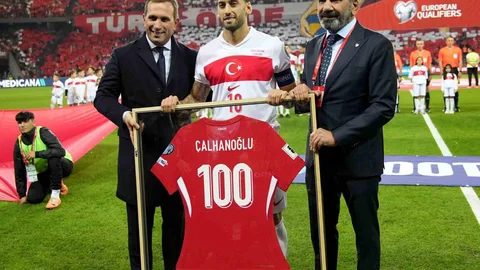 Kocaeli'de Hakan Çalhanoğlu'na plaket takdim edildi