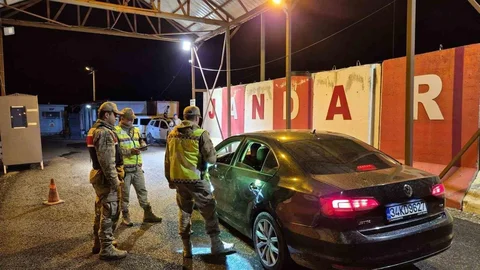 Bitlis'in Tatvan ilçesinde jandarma tarafından geniş kapsamlı asayiş uygulaması gerçekleştirildi.