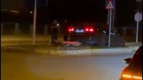 Mersin Yenişehir'de meydana gelen kazada, bir araç orta refüje çıktı.