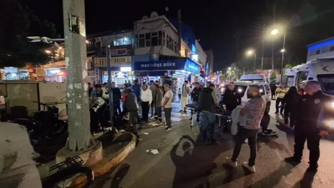 Tarsus’ta Motosikletle Araç Çarpıştı: Motosikletteki 2 Kişi Yaralı