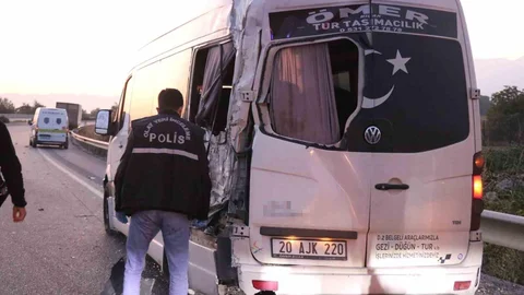Denizli'de kamyon, emniyet şeridinde bekleyen işçi servisine çarptı. Kazada, servis şoförünün babası hayatını kaybetti.