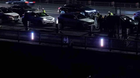 İstanbul'da intihar etmek isteyen kadın, müzakereci polis tarafından ikna edildi.