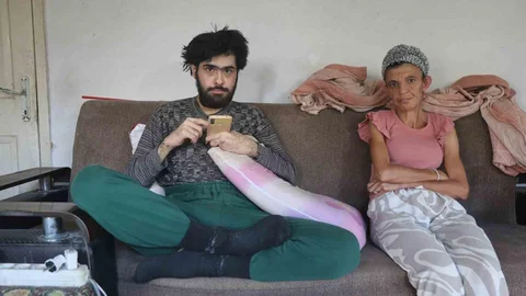 Hatay'da 23 yaşındaki Barış Özbay, 3 yıldır evden dışarı çıkmadan, yalnızca telefon ve bilgisayarla vakit geçiriyor.