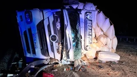 Elazığ'da kamyon devrildi