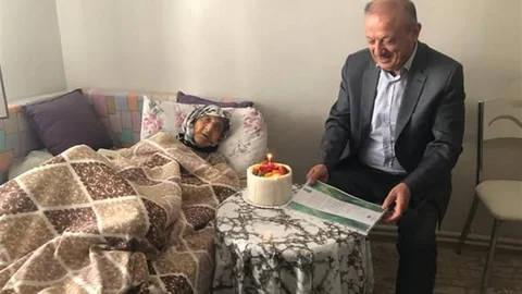 Denizli Merkezefendi'de 107 yaşına basan Fatmana Özarslan'ın doğum günü kutlandı.