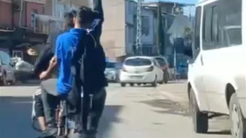 Adana'da motosiklet üzerinde serum takılı şekilde yolculuk yapan bir kişi, dikkatleri üzerine çekti.