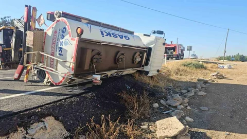 Gaziantep'te yakıt tankerinin devrilmesi sonucu sürücü yaralandı