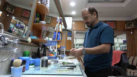 Siirt'te Berber Aydın Ekin, 26 yıldır klasik tıraş yaparak hizmet veriyor.