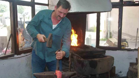 Ordu'da demircilik geleneğini yaşatan usta, 38 yıldır mesleğini sürdürüyor.