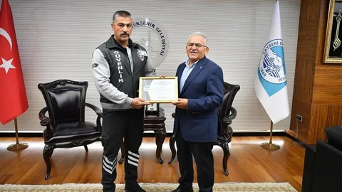 Kayseri'de güvenlik görevlisi, tramvay altında kalmaktan bir genç kızı kurtardı.