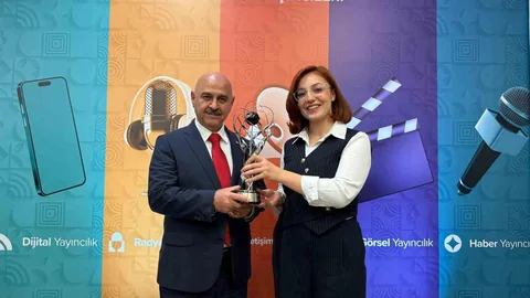 Düzce Üniversitesi, Geleceğin İletişimcileri Yarışması'nda ödül kazanarak önemli bir başarıya imza attı.